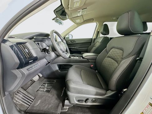 Used 2025 Nissan Pathfinder SV image 13