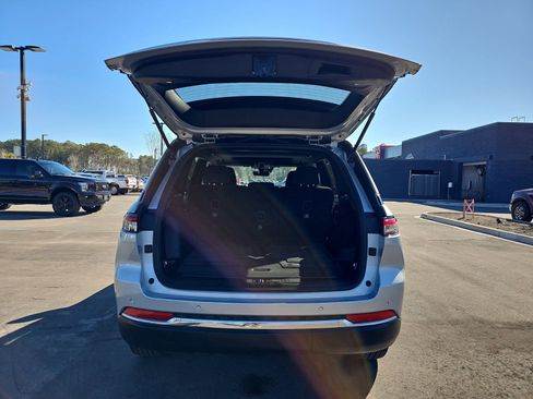 Used 2025 Jeep Grand Cherokee Laredo X w/ Trailer Tow Package image 13