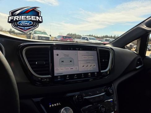 Used 2025 Chrysler Pacifica Select image 18