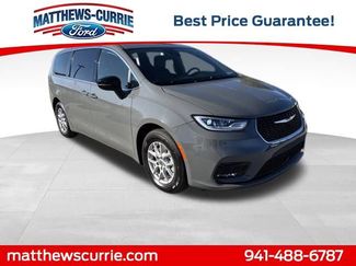 Used 2025 Chrysler Pacifica Select video 1