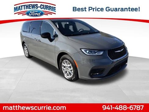 Used 2025 Chrysler Pacifica Select image 1