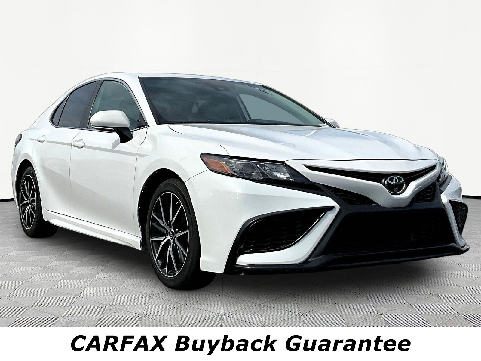Used 2024 Toyota Camry SE FWD image 3