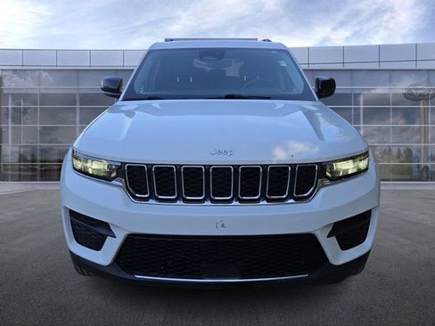 Used 2023 Jeep Grand Cherokee Laredo w/ Luxury Tech Group I RWD image 3