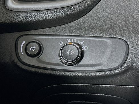 Used 2022 Chevrolet Trax LT w/ LT Convenience Package image 10