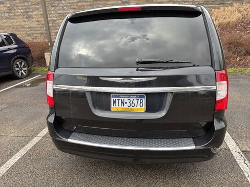 Used 2014 Chrysler Town & Country Touring image 4