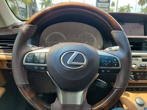 Used 2016 Lexus ES 350 w/ Luxury Package w/Wood Trim FWD image 39