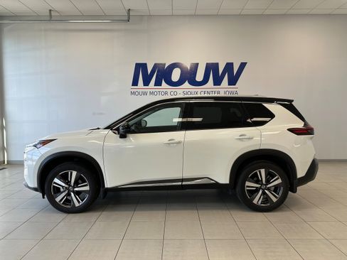 Used 2021 Nissan Rogue SL image 2