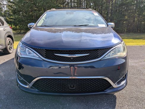 Used 2017 Chrysler Pacifica Limited w/ UConnect Theater Package FWD image 3