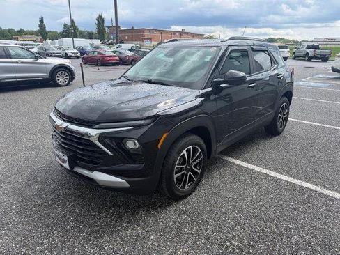 Used 2025 Chevrolet TrailBlazer LT AWD/4WD image 3