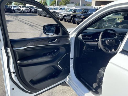 Certified 2023 Jeep Grand Cherokee Overland image 14