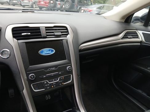 Used 2020 Ford Fusion SE FWD image 20