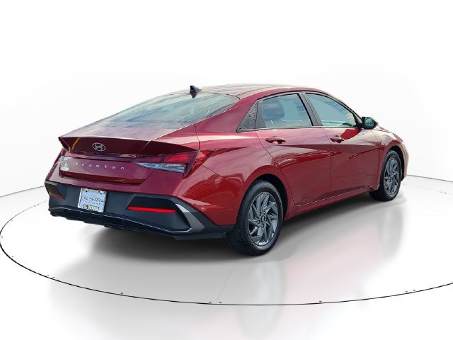 Used 2024 Hyundai Elantra SEL FWD image 4