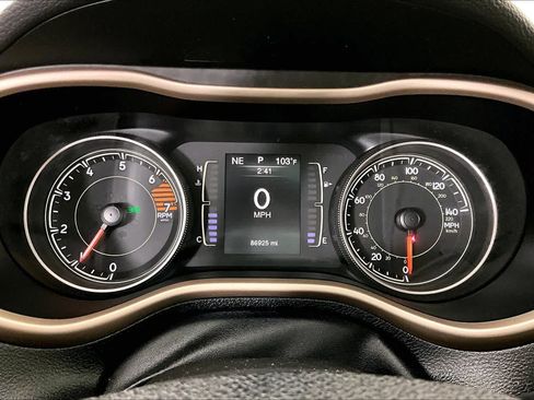 Used 2017 Jeep Cherokee Latitude FWD image 23