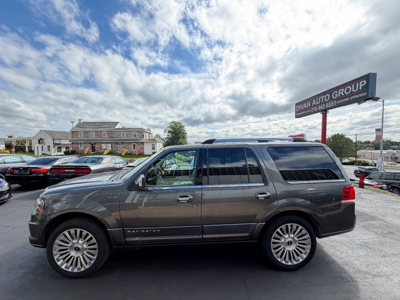 Used 2016 Lincoln Navigator Select RWD image 5