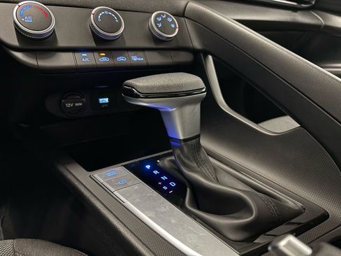 Used 2025 Hyundai Elantra SE image 35