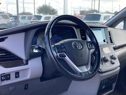 Used 2016 Toyota Sienna XLE image 9