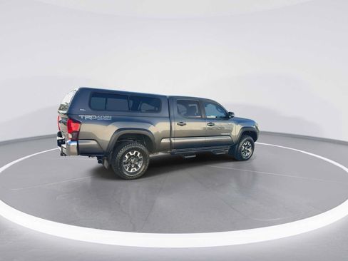 Certified 2018 Toyota Tacoma TRD Off-Road AWD/4WD image 8