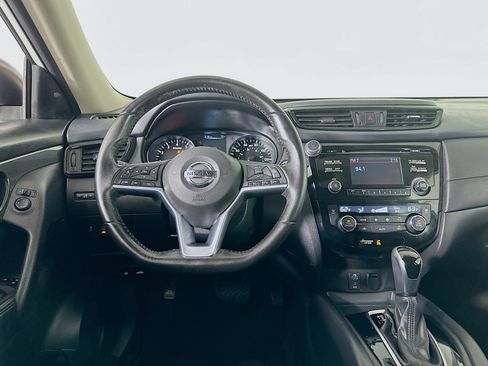 Used 2017 Nissan Rogue SV FWD image 17