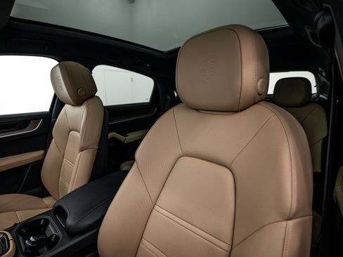 Certified 2025 Porsche Cayenne image 14