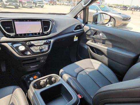 New 2026 Chrysler Pacifica Select image 14