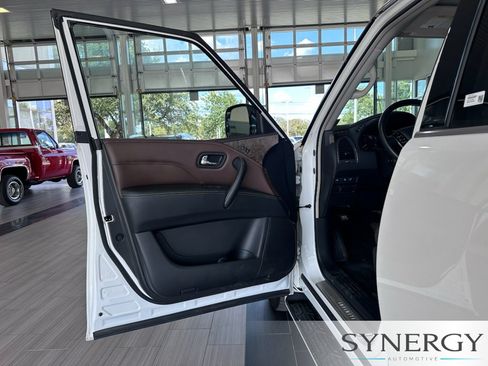 Used 2024 INFINITI QX80 Premium Select w/ All-Season Package AWD/4WD image 25