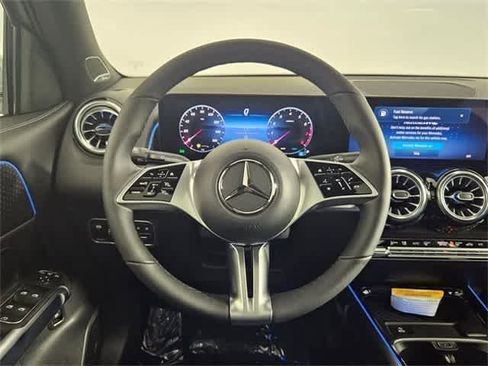Used 2025 Mercedes-Benz GLB 250 4MATIC image 23