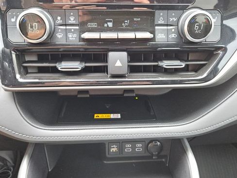 Used 2023 Toyota Highlander XLE FWD image 11