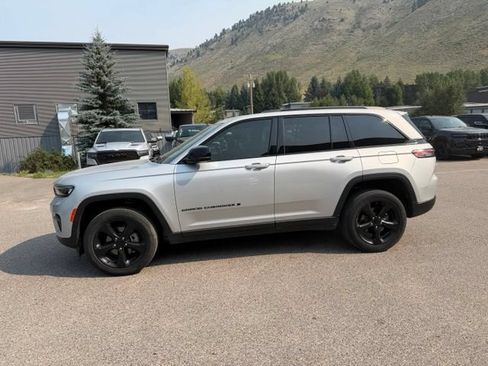 Used 2023 Jeep Grand Cherokee Altitude AWD/4WD image 18