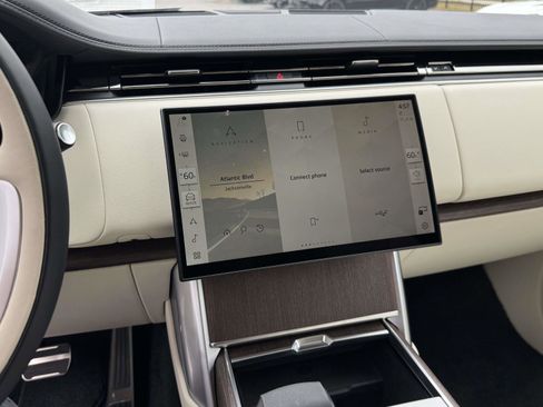 Certified 2025 Land Rover Range Rover SE image 26