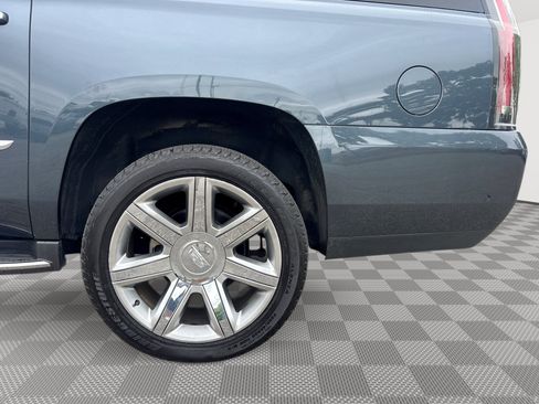 Used 2019 Cadillac Escalade ESV Luxury AWD/4WD image 29