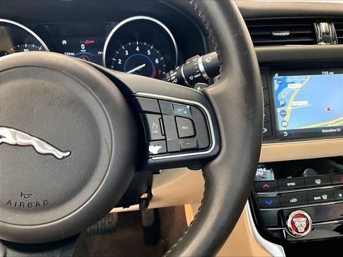 Used 2018 Jaguar XF Premium RWD image 19