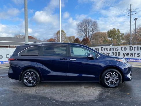 Used 2025 Toyota Sienna Platinum image 2