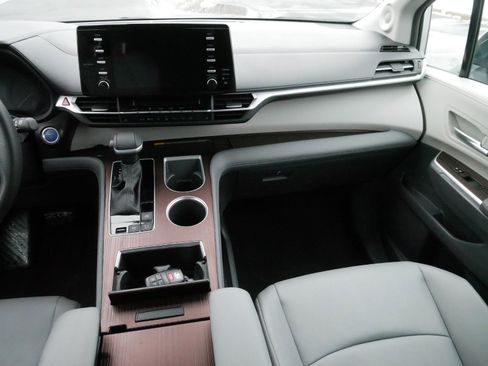 New 2024 Toyota Sienna XLE image 11