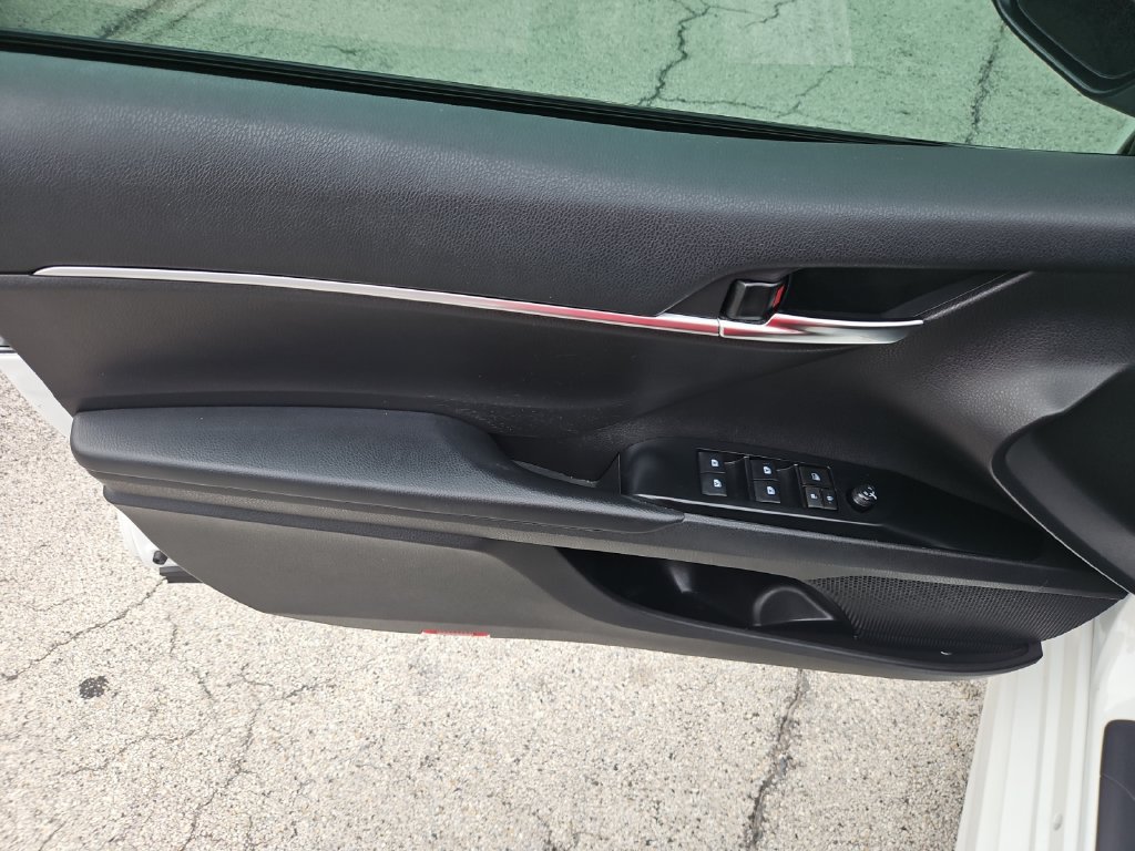 Used 2020 Toyota Camry SE FWD image 11
