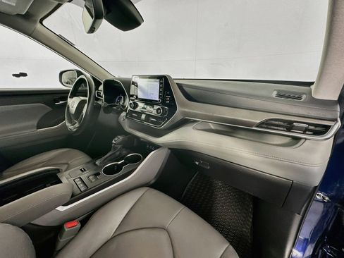 Used 2022 Toyota Highlander XLE AWD/4WD image 27