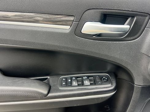 Used 2019 Chrysler 300 Touring RWD image 11