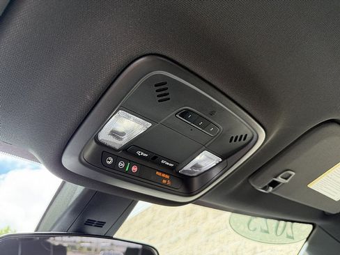 Used 2023 Chevrolet Traverse LT FWD image 19