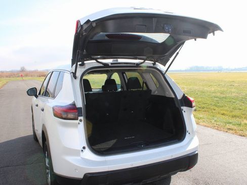 Used 2024 Nissan Rogue S image 32