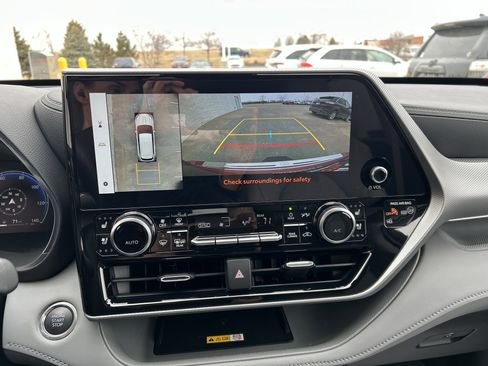 Certified 2025 Toyota Highlander Platinum image 34