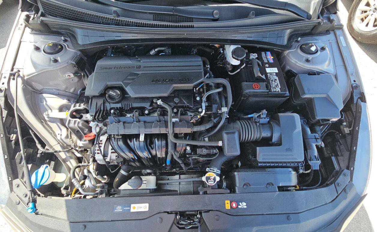 Used 2022 Hyundai Elantra SEL w/ Convenience + Premium Package FWD image 9