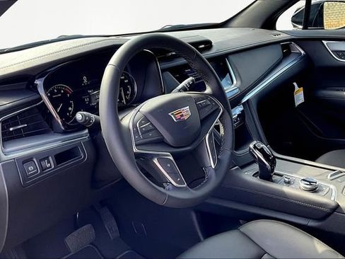 New 2025 Cadillac XT5 Luxury image 7