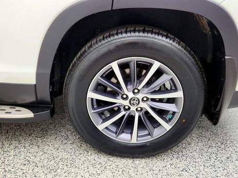 Used 2019 Toyota Highlander XLE AWD/4WD image 9