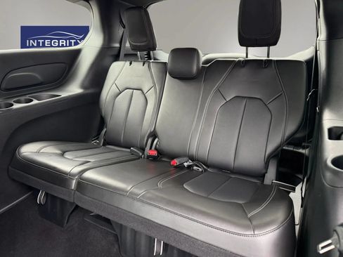 Used 2025 Chrysler Pacifica Select FWD image 31
