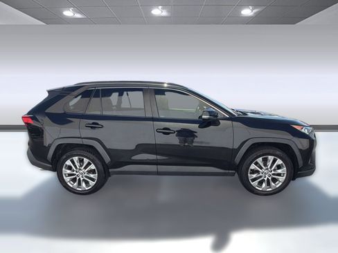 Used 2019 Toyota RAV4 XLE Premium w/ Cold Weather Package FWD image 8
