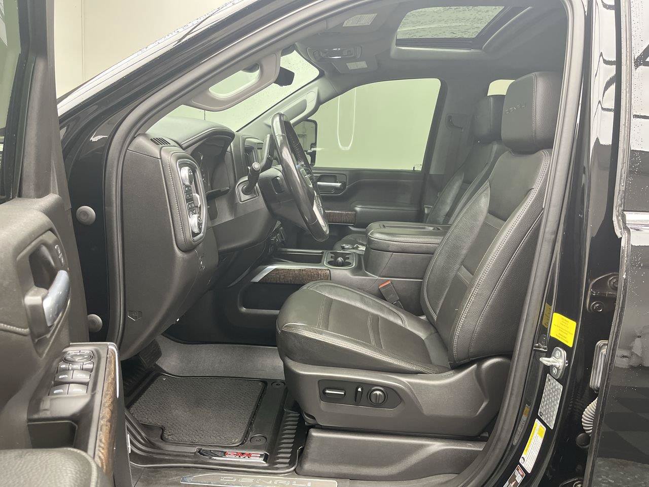 Certified 2021 GMC Sierra 2500 Denali w/ Denali Black Diamond Edition AWD/4WD image 3