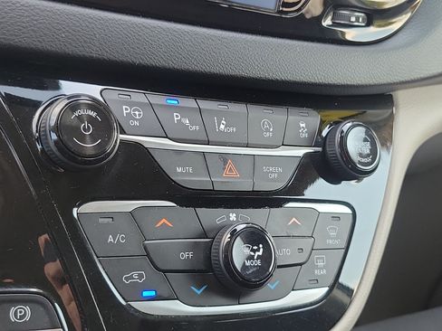 Used 2020 Chrysler Pacifica Touring w/ Advanced Safetytec Group FWD image 22