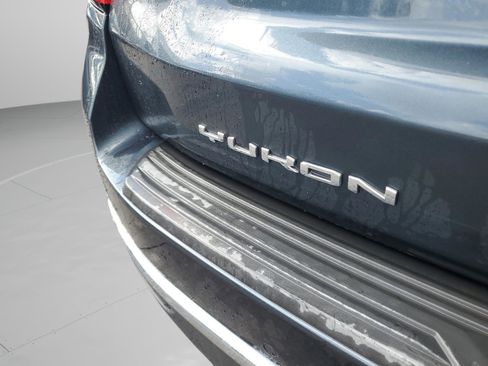 Used 2021 GMC Yukon SLT w/ SLT Premium Package image 9