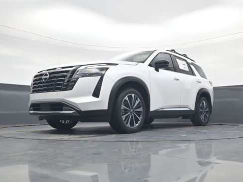 New 2026 Nissan Pathfinder Platinum image 17