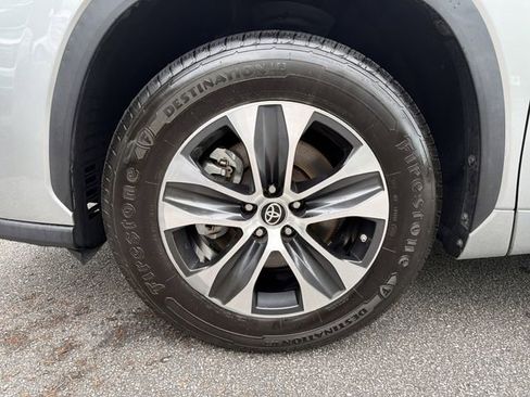 Used 2023 Toyota Highlander XLE FWD image 11