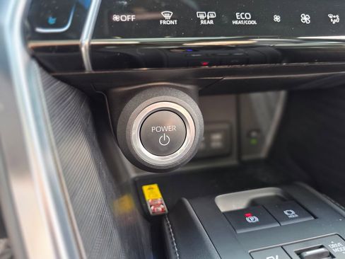 Used 2024 Toyota Venza Limited image 34